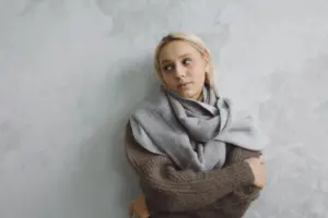 how to tie a scarf around your neck